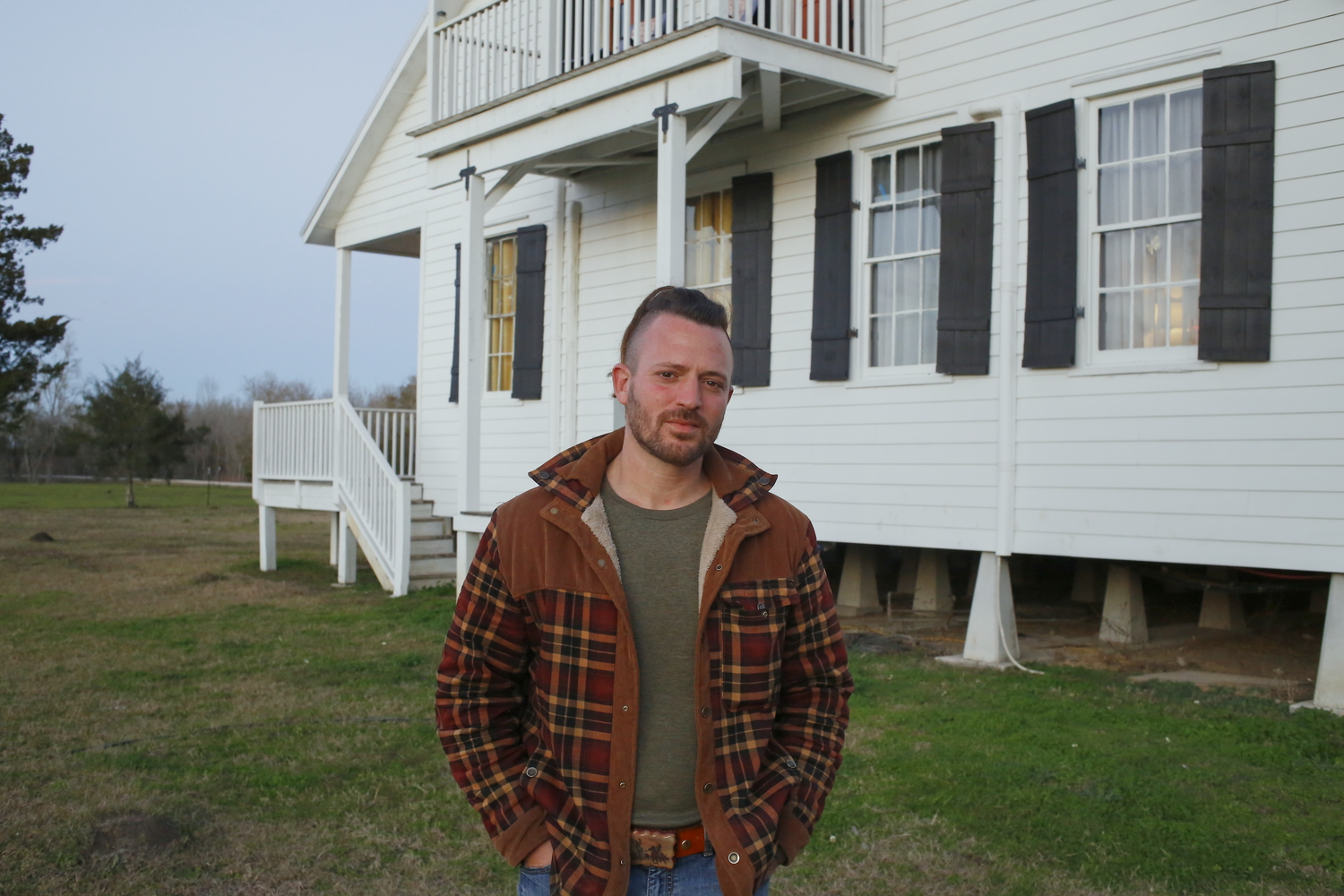 Portrait de Jourdan devant sa maison © Globe Reporters