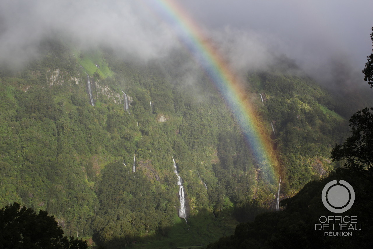 Des cascades du cirque de Salazie et un bel arc-en-ciel © Office de l’eau