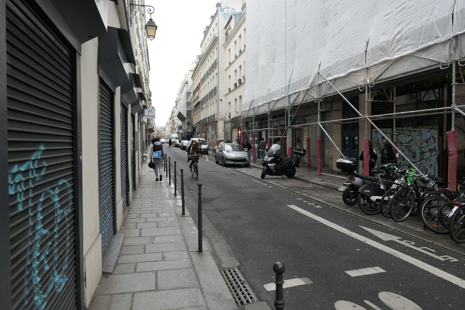 L’artiste donne rendez-vous à Océane SEGURA rue Notre-Dame de Nazareth dans le troisième arrondissement de Paris © Globe Reporters