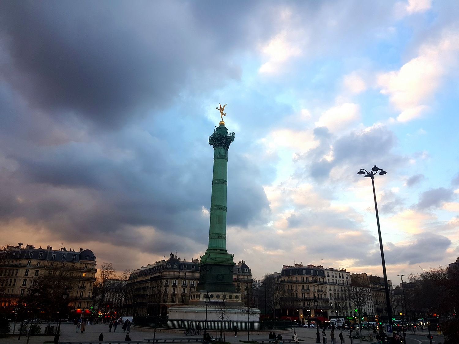 Le jour convenu pour l’interview, qui sera finalement reportée, notre journaliste a rendez-vous à l’Opéra Bastille, situé sur la Place de la Bastille, à Paris © Globe Reporters