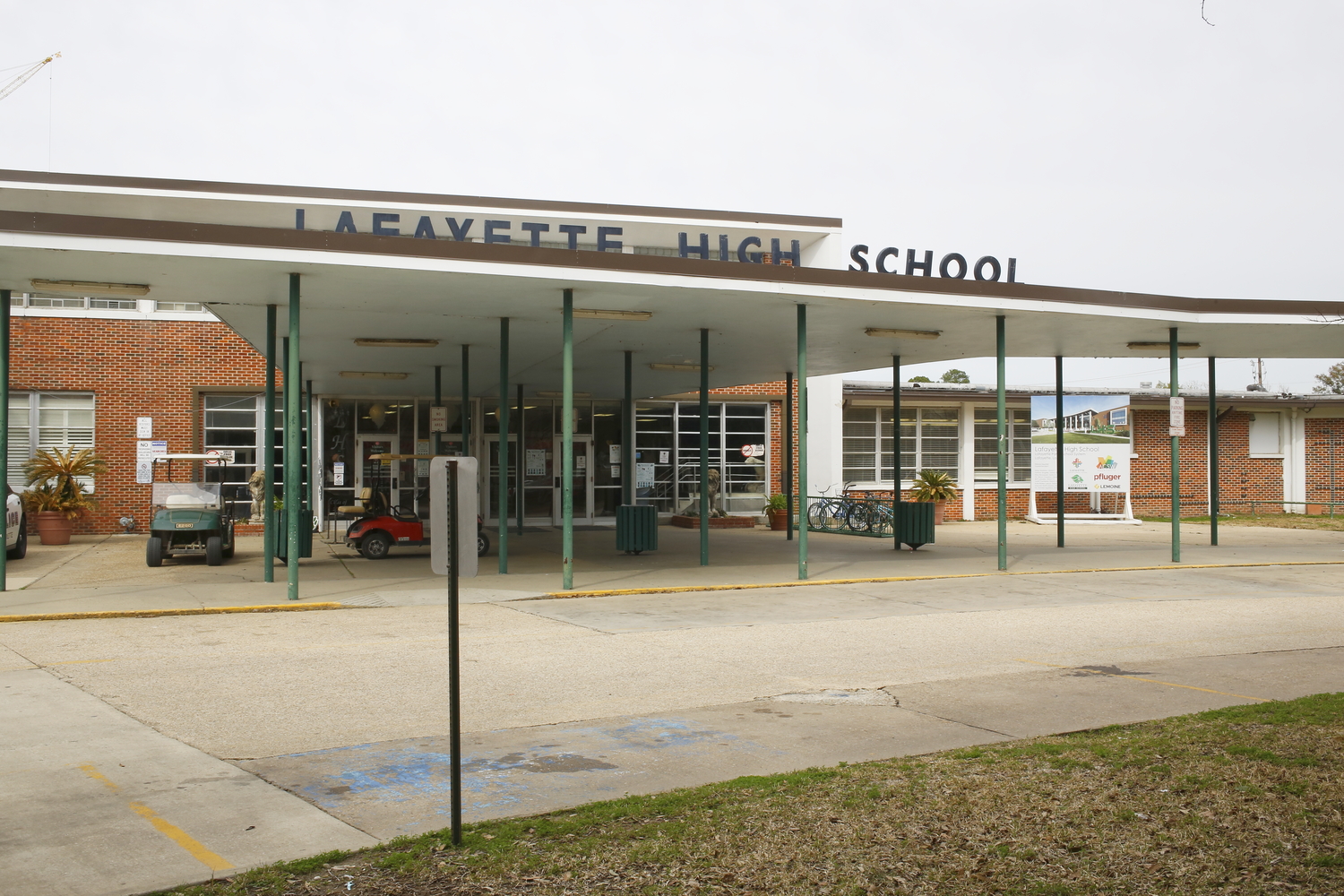 Entrée de l’établissement scolaire. Des parents y déposent leurs enfants, mais certains ont déjà une voiture. Il est en effet possible de conduire sa propre voiture aux États-Unis, dès l’âge de 16 ans © Globe Reporters