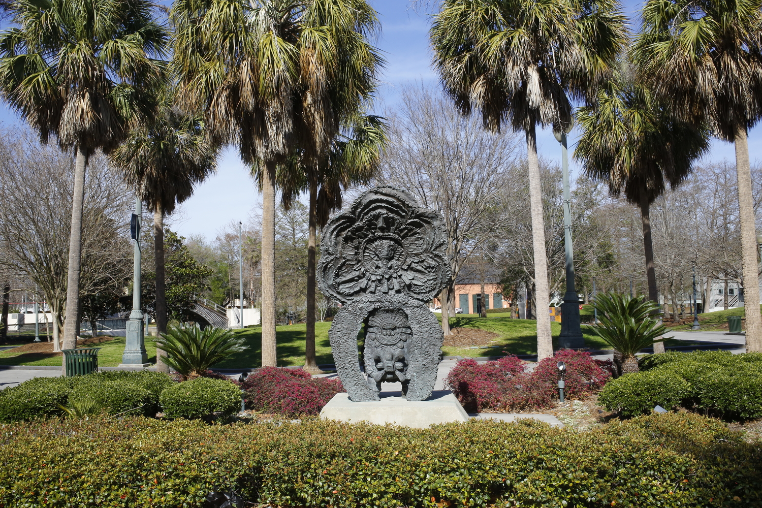 Le parc Louis Armstrong célèbre les cultures afro-américaines et afro-créole de La Nouvelle-Orléans. Ici, une statue vue de dos d’un Black Masking Indian, Big chief « Tootie » Montana. Les Black Masking Indians rendent hommage à leurs origines africaines et autochtones © Globe Reporters