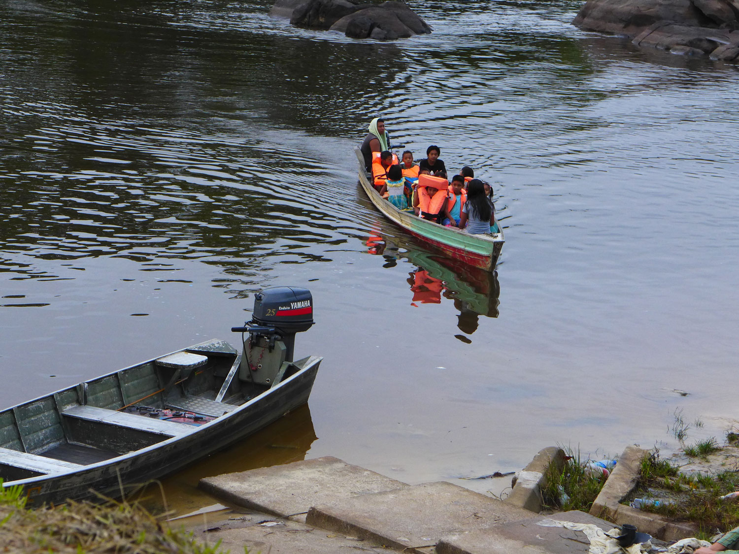 Arrivée d’élèves qui viennent en pirogue.