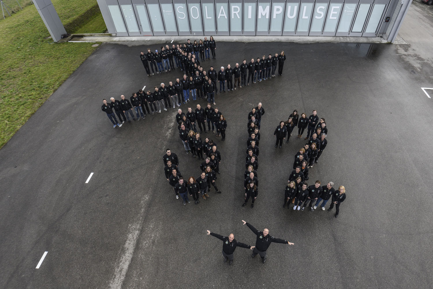 Toute l’équipe du Solar Impulse 2 s’est alignée pour faire la forme de l’avion, du sigle SI2 et devant l’équipe réunie au complet, Bertrand PICCARD et André BORSCHBERG, les deux pilotes © Solar Impulse