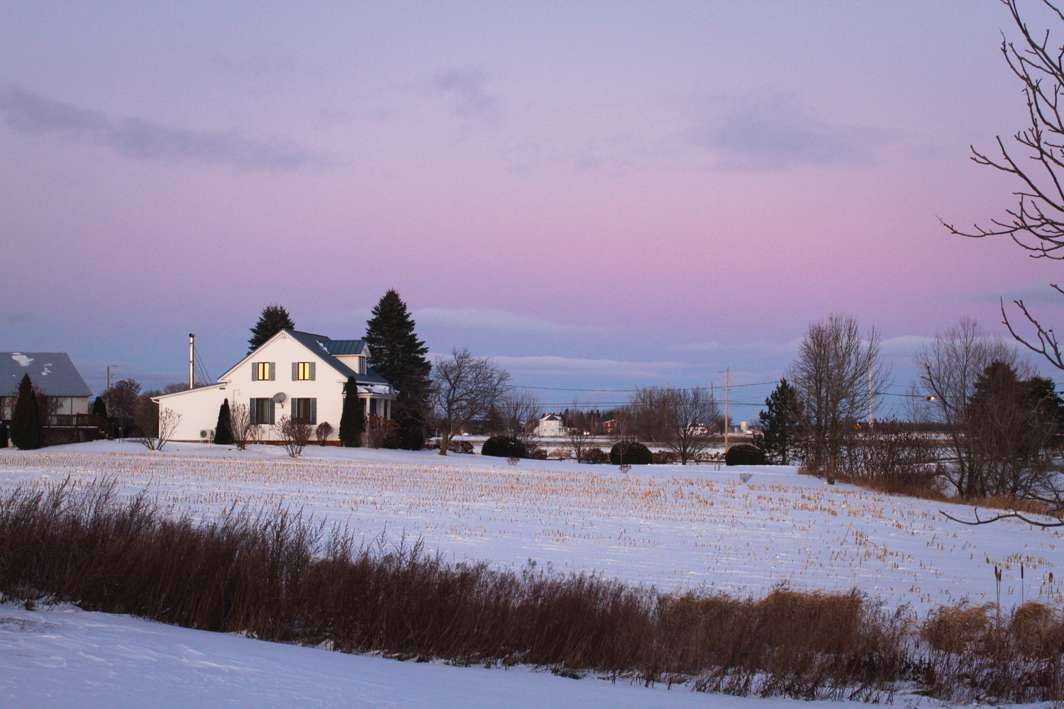 Une maison du voisinage au coucher du soleil.