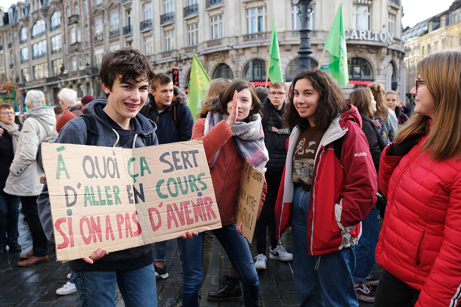 Sur les coups de 14h30, une petite foule s’amasse sur le parvis de l’Opéra de Lille et s’apprête à entamer le début du parcours © Globe Reporters