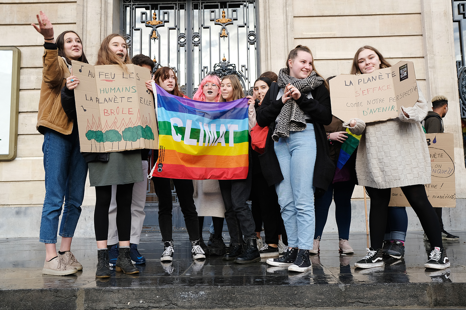 Quelques lycéens ont préparé des pancartes.