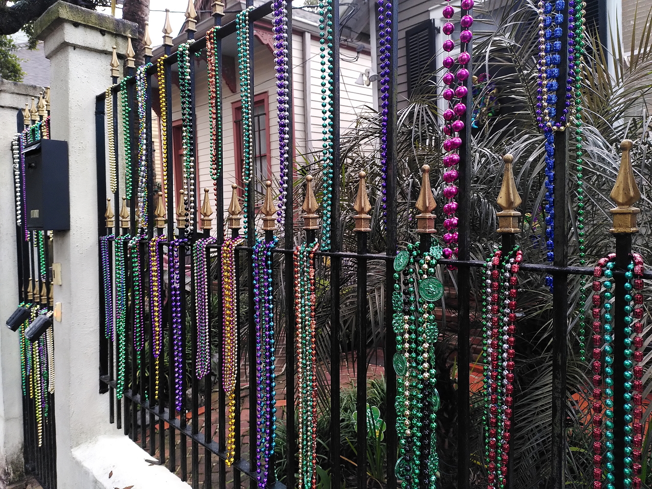 Des décorations de Mardi Gras sur les maisons du Faubourg Marigny © Globe Reporters