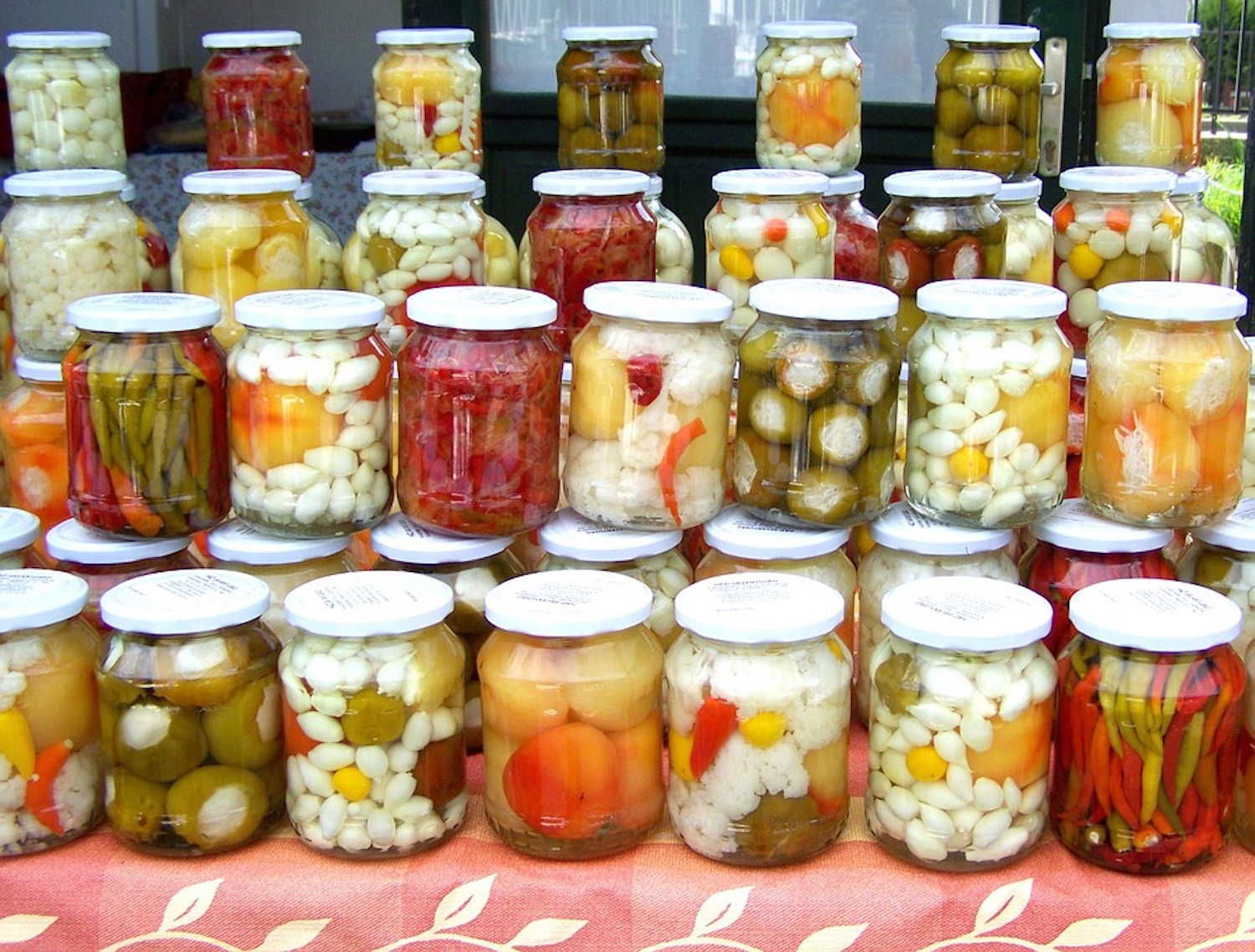 Des muraturi faits maison. C’est une recette très courante en Roumanie, que l’on retrouve aussi dans les supermarchés. Elle permet de conserver des légumes en saumure dans des bocaux. (Photo libre de droit sur Pixabay – A. Armbrust)  