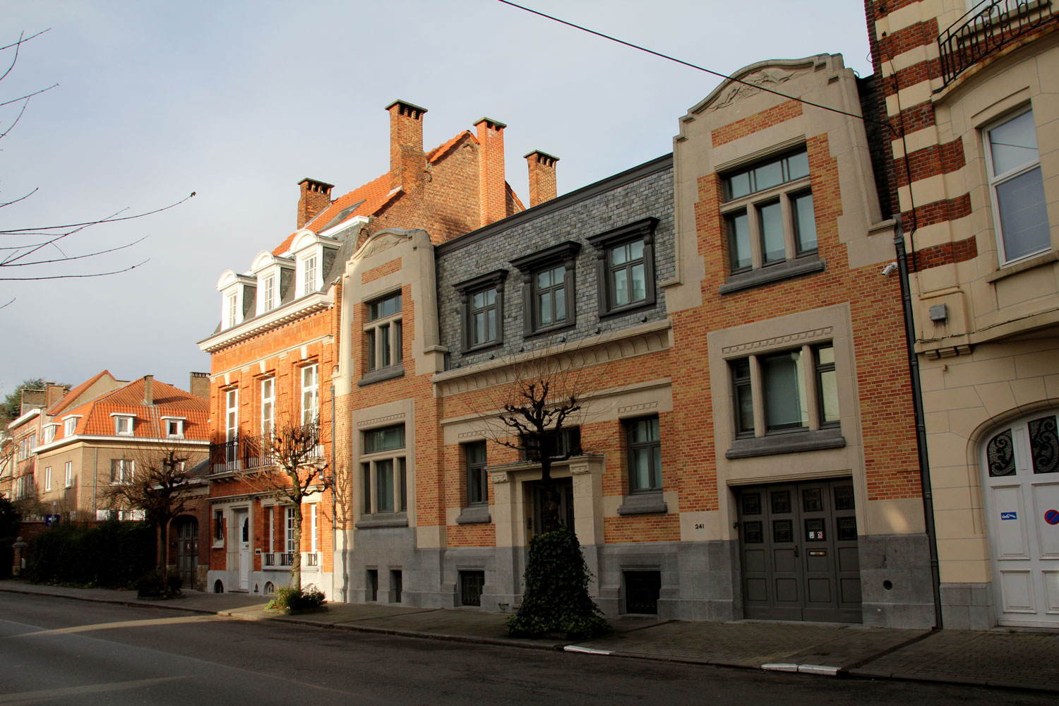 Des rues tranquilles conduisent à Notre Dame des Champs