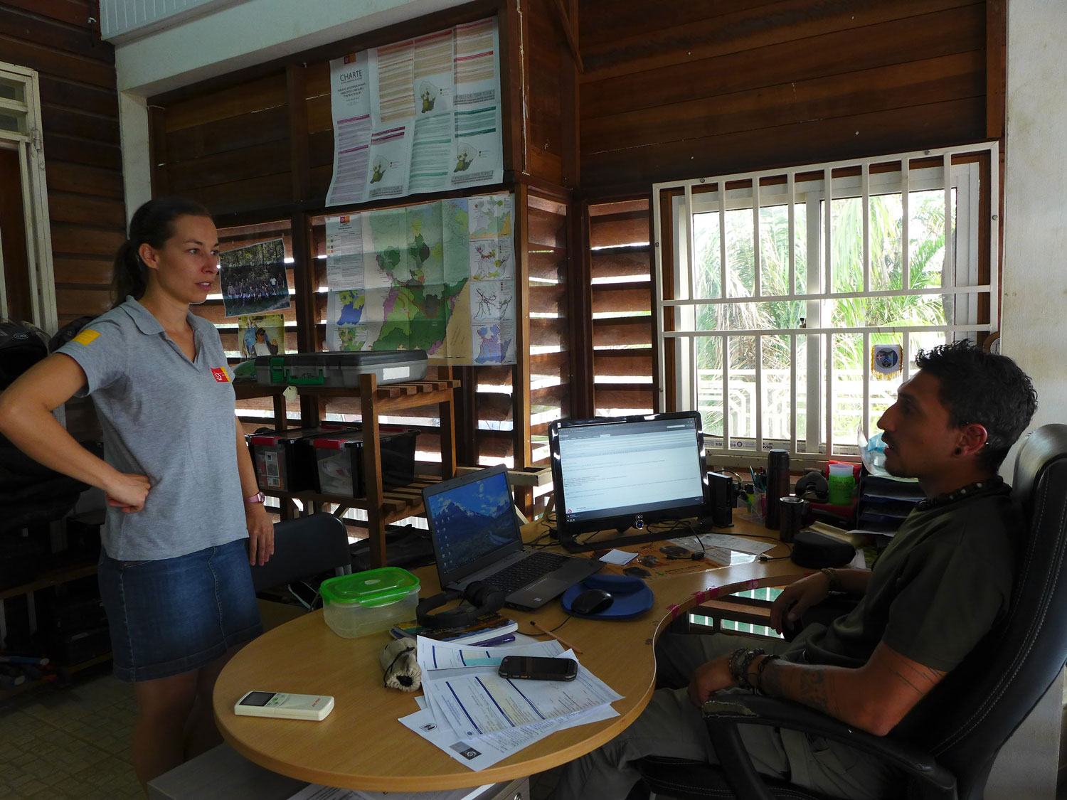 Krystel en conversation avec Arnaud, technicien de police du parc.