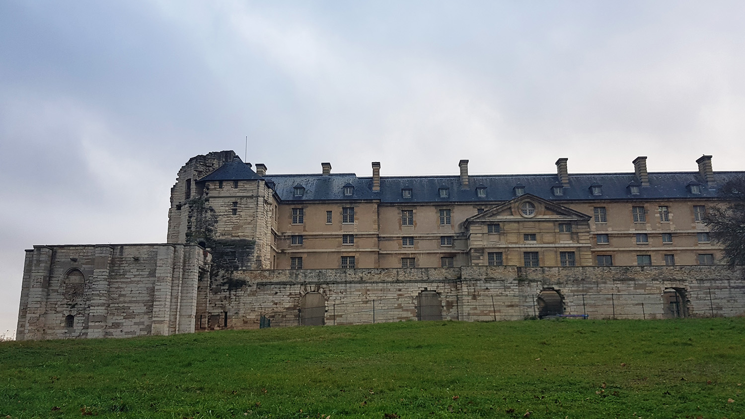 Le parc du bois de Vincennes est situé à quelques mètres du château de Vincennes, qui est actuellement en travaux sur les façades extérieures © Globe Reporters