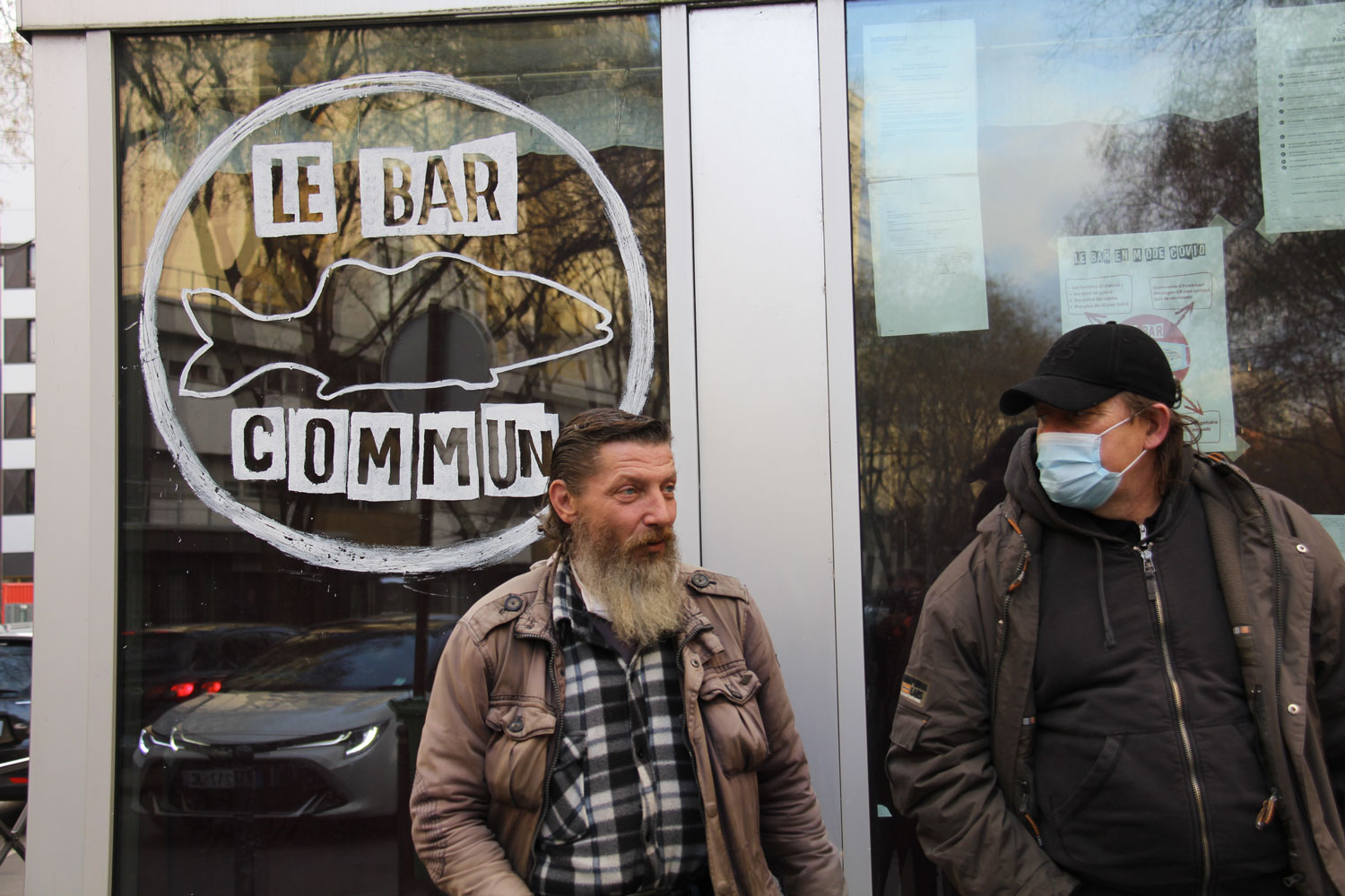 Patrice et Patrick devant le Bar commun. Patrick donne régulièrement des cours de dessin © Globe Reporters