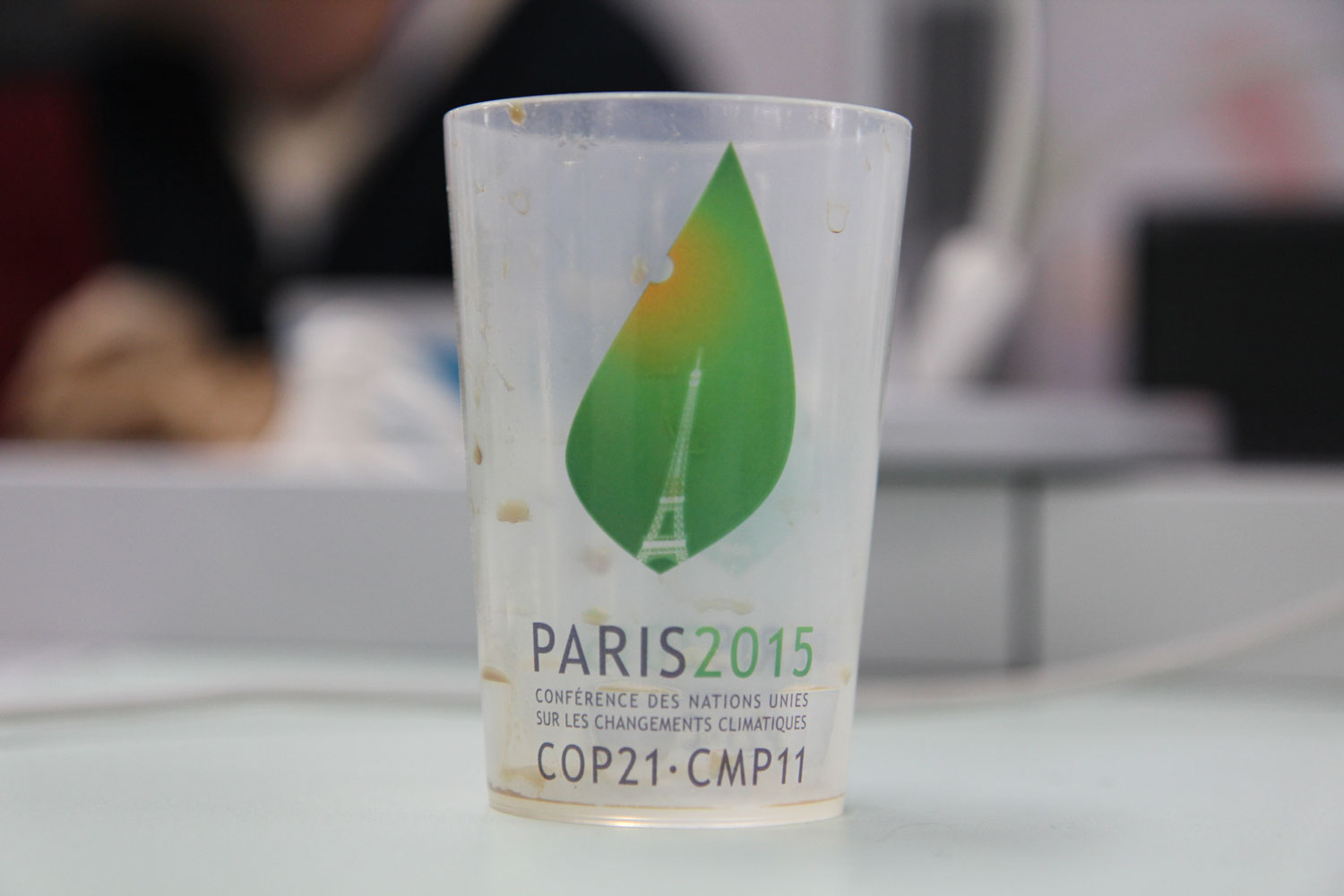 Il n’y a aucun gobelet jetable à la COP21. Toute boisson est servie dans une «&nbsp;écocup&nbsp;» réutilisable. Chaque gobelet est consigné et réalisé avec le logo souhaité&nbsp;: ici celui de la COP21