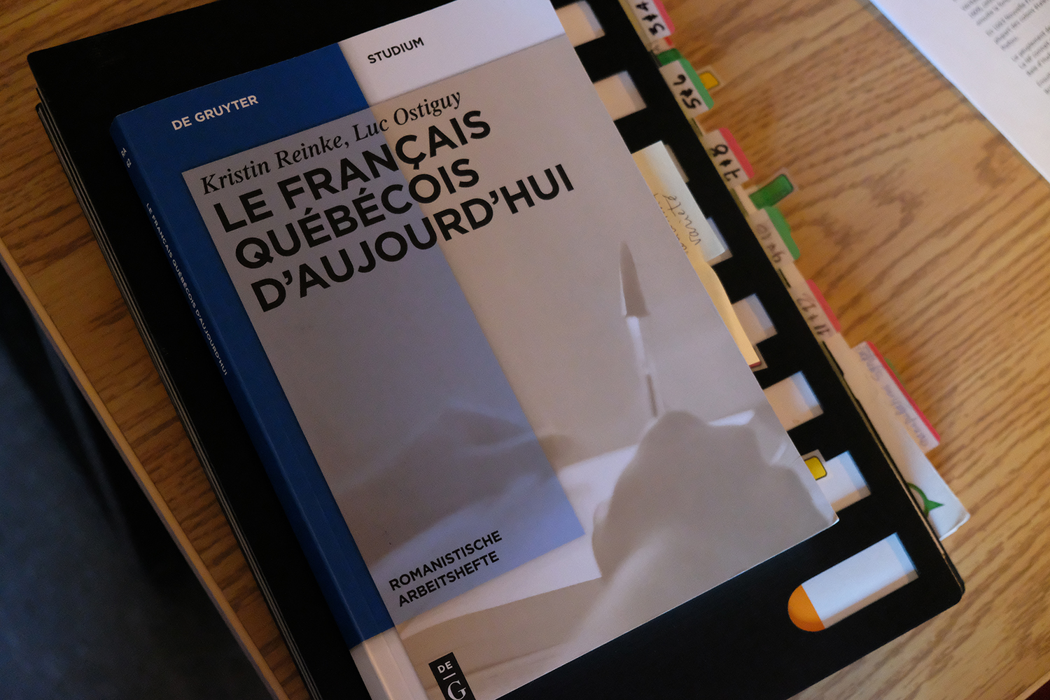 Reine PINSONNEAULT est Directrice du département de linguistique. Lors de leurs échanges par mail, Reine demande à la journaliste de lui envoyer les questions en amont. C’est une demande relativement fréquente de la part des interlocuteurs. Dans le cas de l’interview avec les globe-reporters, cela ne pose pas de problème. Reine PINSONNEAULT a ainsi pu préparer les réponses grâce à ce livre © Globe Reporters