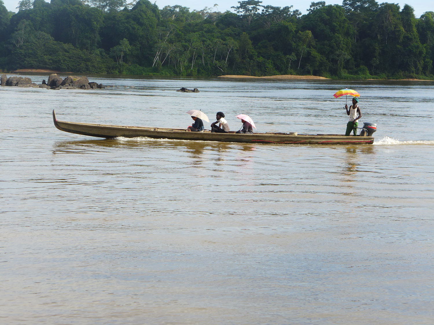 Pirogue du Suriname se dirigeant vers la France.