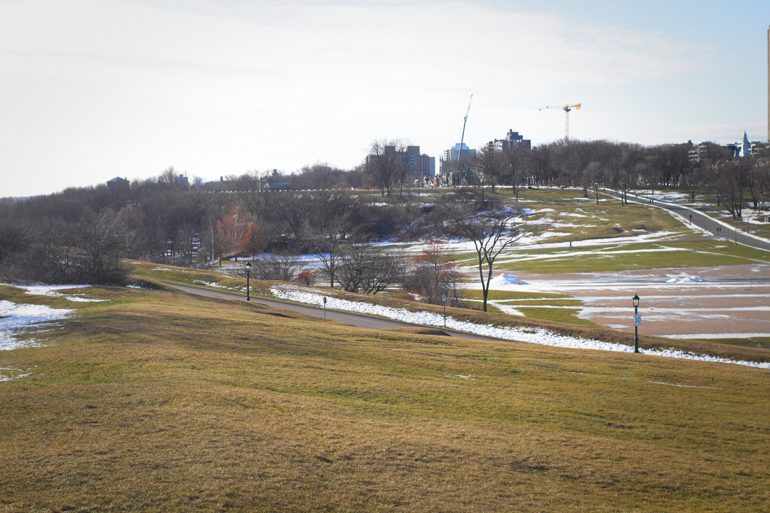 La Plaine d’Abraham, un grand parc de Québec. C’est aussi qu’a eu lieu la Bataille des Plaines d’Abraham en 1759, avec une défaite des Français face aux Britanniques. C’est à partir de ce moment-là que ces derniers conquirent le Québec.