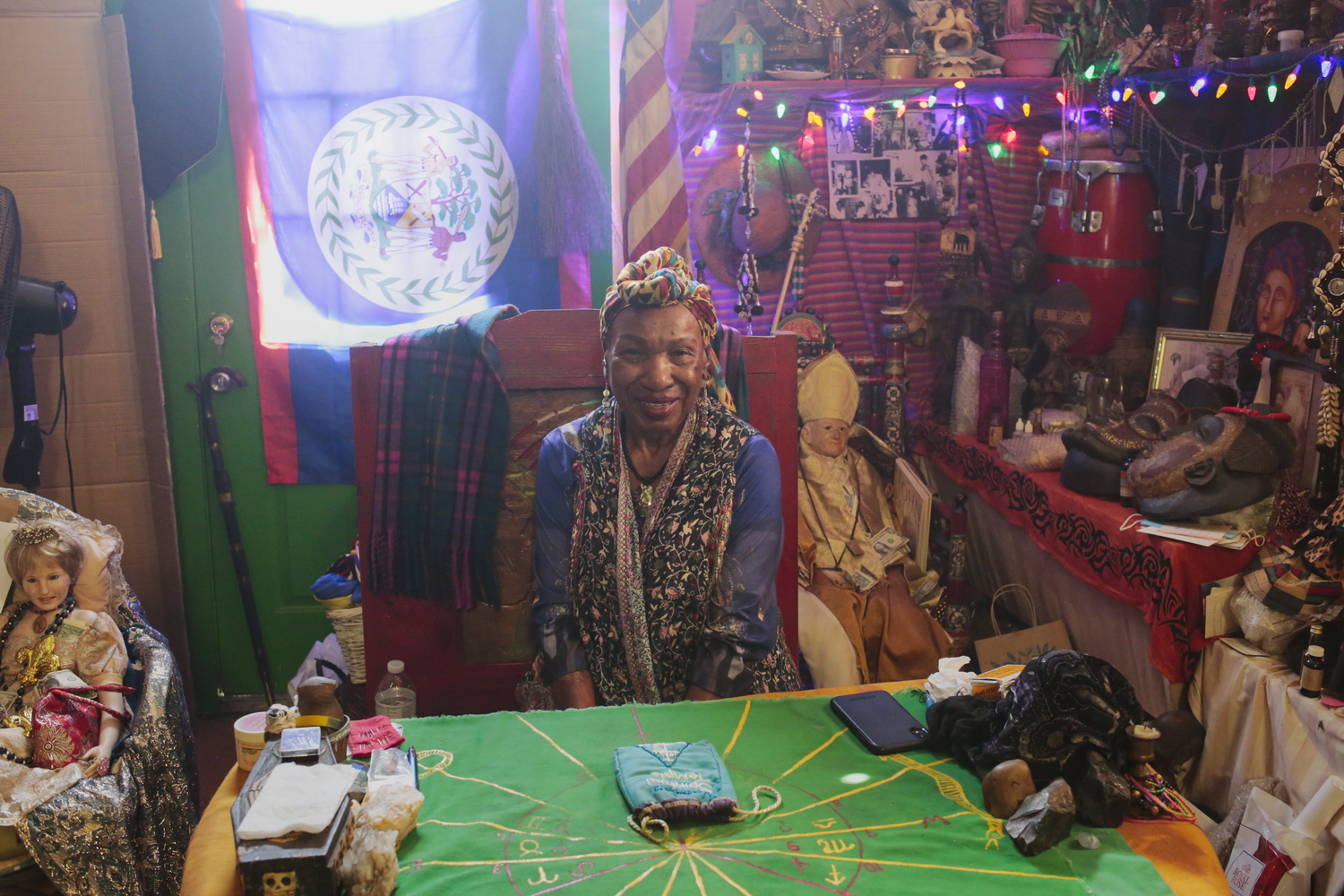 Portrait de la prêtresse Miriam dans le Voodoo Spiritual Temple, dans la pièce où elle réalise des rituels et consultations © Globe Reporters