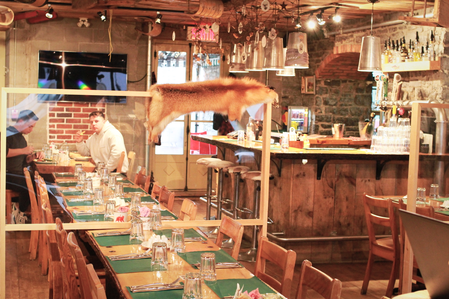 Intérieur du restaurant La Bûche © Globe Reporters