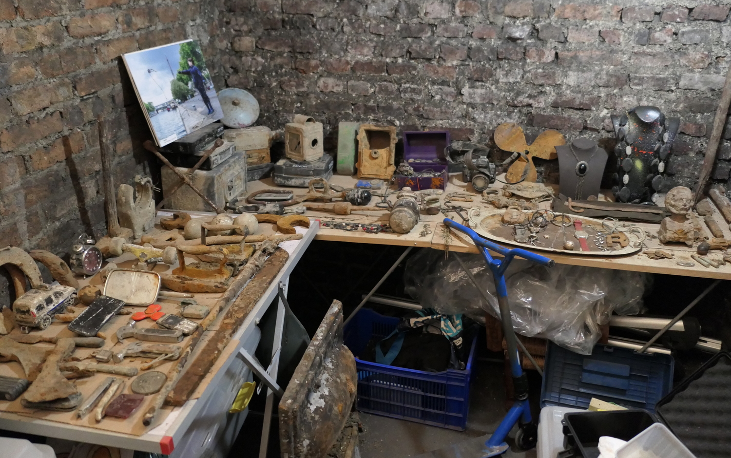 Raphaël et son père ont reconstitué leur musée personnel dans leur cave. Après avoir redescendu huit étages, nous pouvons admirer les objets hétéroclites qu’ils ont repêchés dans la Seine et les canaux © Globe Reporters