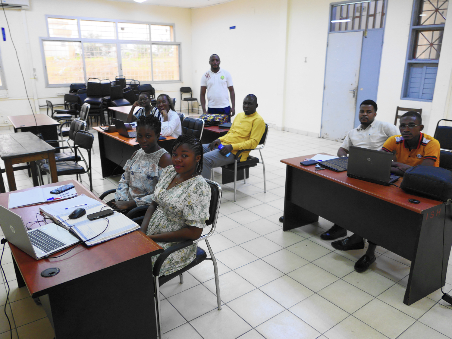 Raphaël ONGUENE cours avec ses étudiant-e-s © Globe Reporters