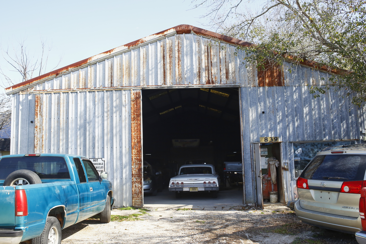 Entrée du garage de Ray © Globe Reporters 