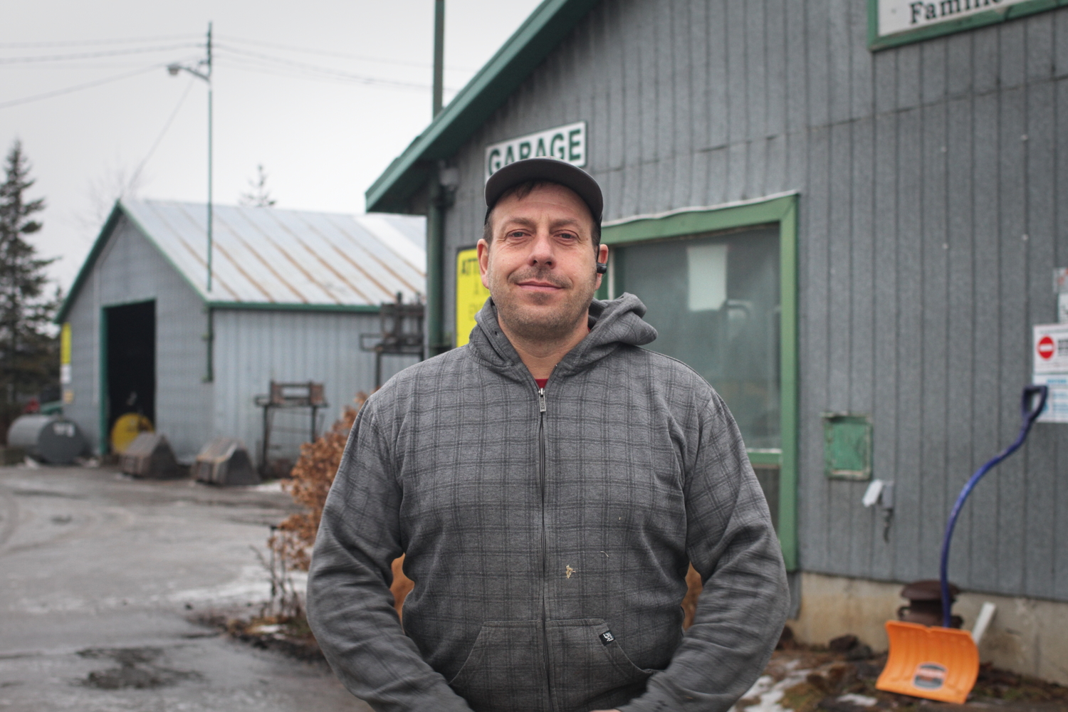 Réal GAUTHIER devant la ferme.