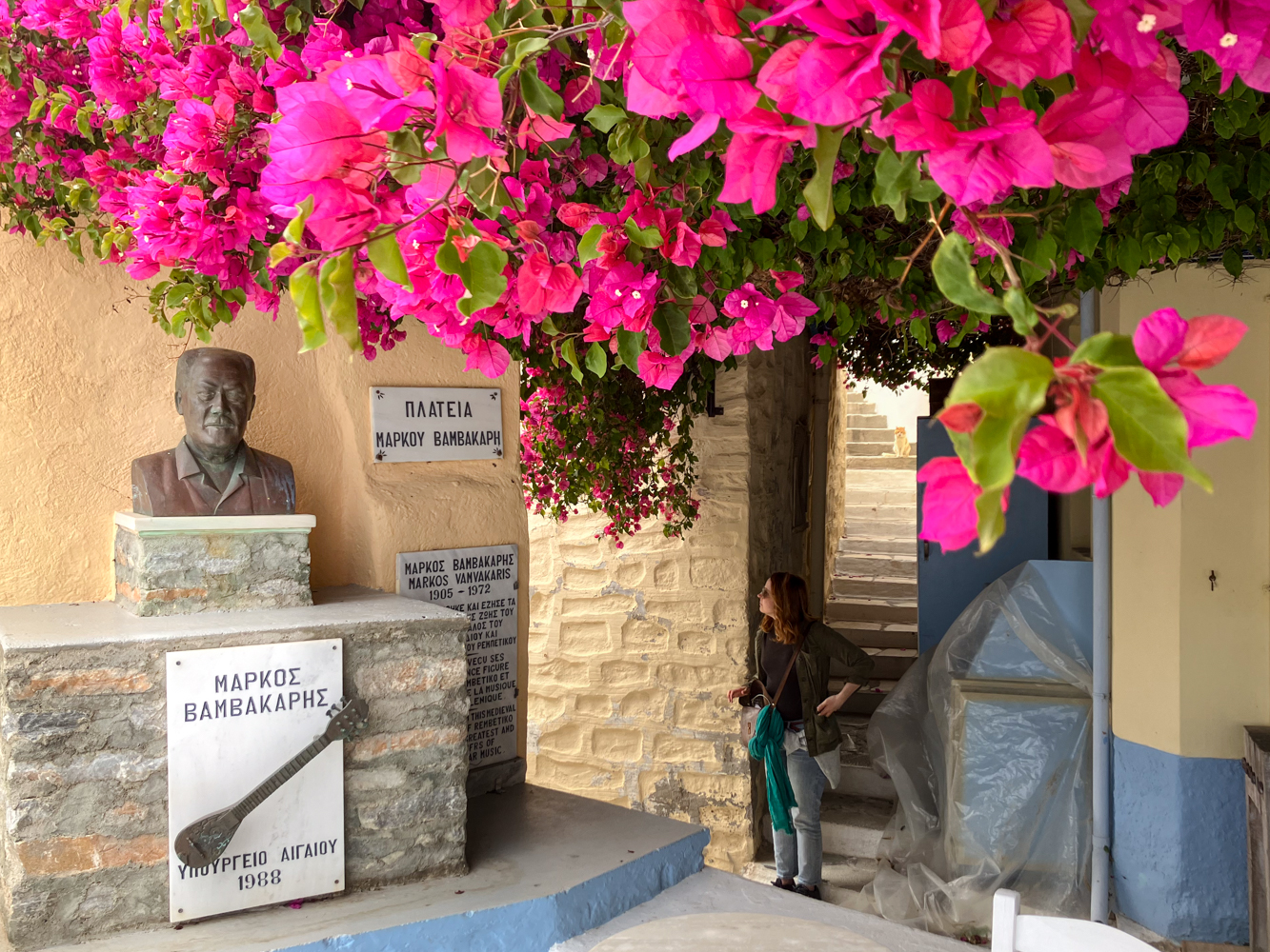 Un bouzouki, instrument traditionnel, trône sous la statue de Markos VAMVAKARIS © Globe Reporters