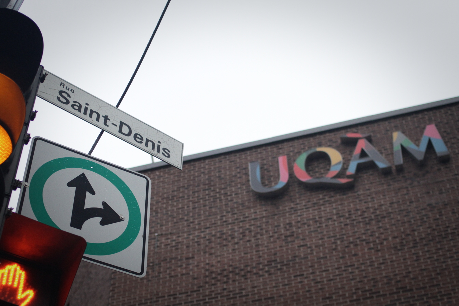 La rue Saint-Denis où se trouvent divers bâtiments de l’UQAM.