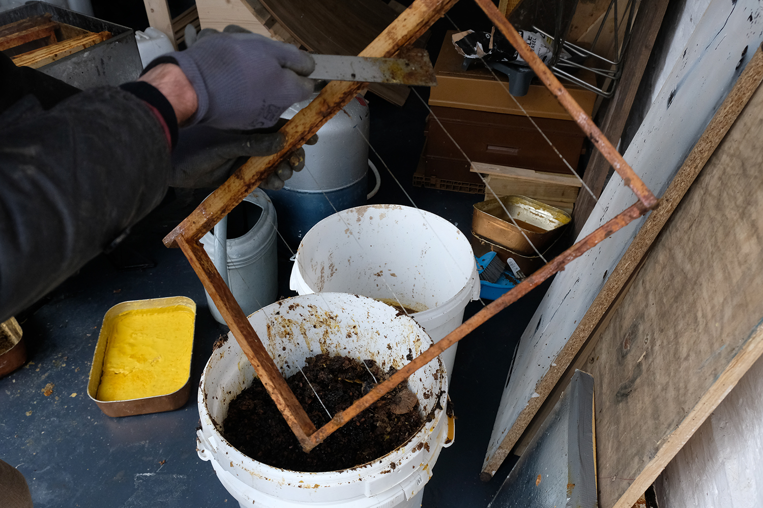 C’est un travail qu’il peut faire en hiver quand les abeilles dorment. 