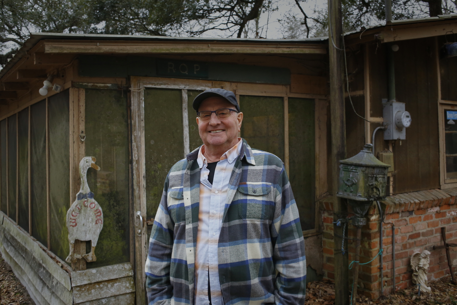 Portrait de Tommy devant la cabane © Globe Reporters