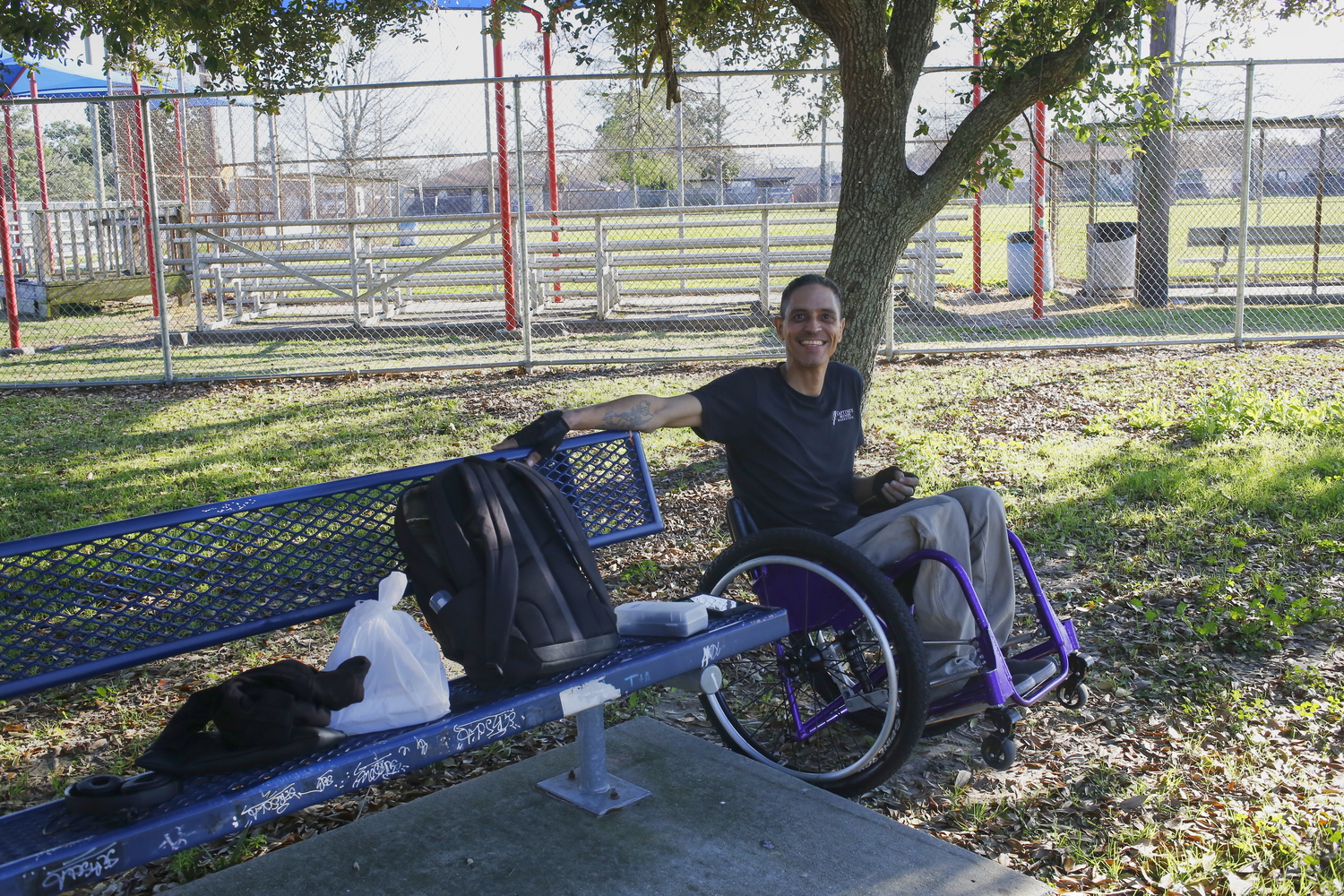 L’interview de Tony a lieu sur un banc © Globe Reporters