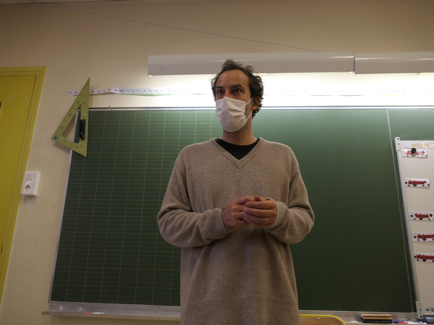 Le réalisateur arrive quelques minutes après les élèves en la classe. C’est Élisa, une globe-reportrice installée au premier rang, qui est la photographe de l’interview © Globe Reporters