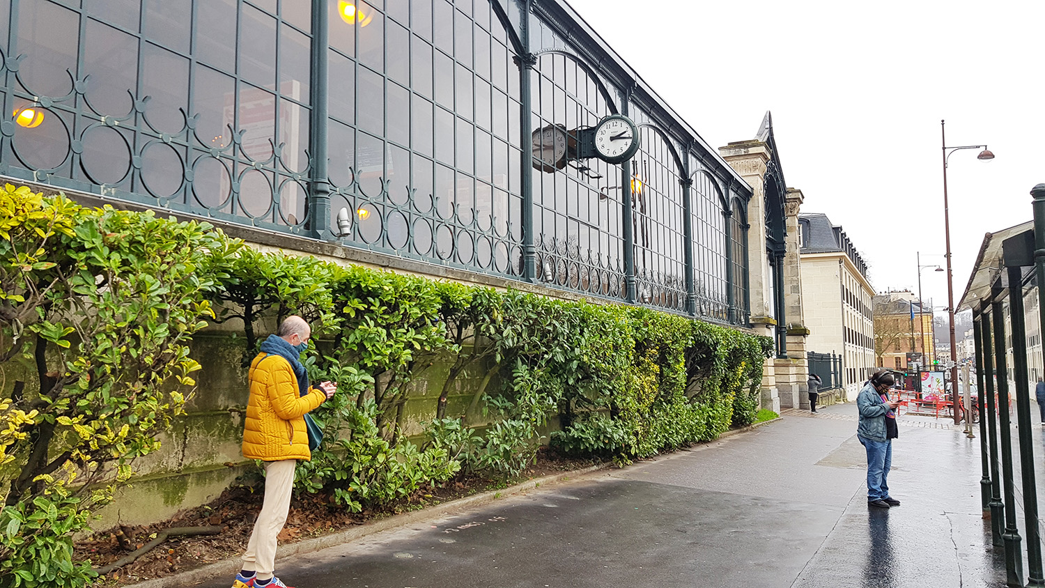 Chloé prévoit d’arriver sur le lieu du rendez-vous avec un peu d’avance. Arrivée en gare de Versailles par le RER C, elle peut ainsi prendre quelques photos et prendre son temps © Globe Reporters