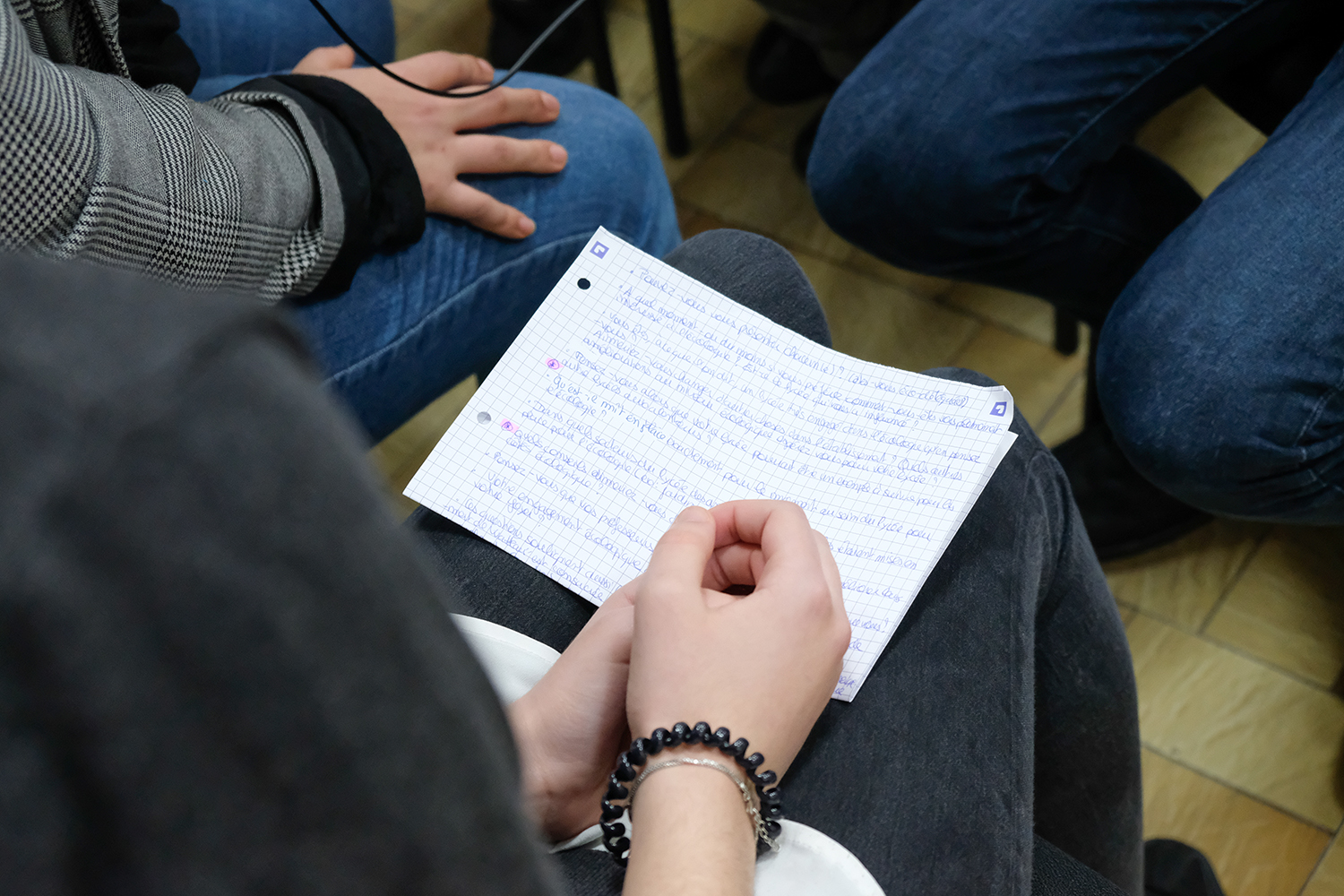 Elles ont préparé toute une série de questions pour les élèves et leur professeure.