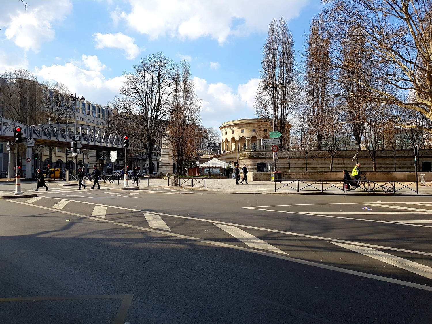 A la sortie de la gare Jaurès à Paris, on y voit quelques piétons et peu de véhicules.