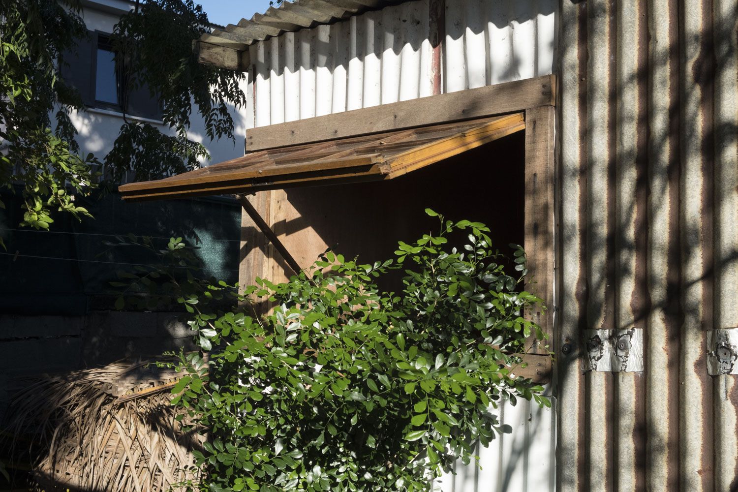 Jean-Pierre vient d’emménager dans cette maison. Avant, il vivait à L’Entre-Deux. Mais il est né dans ce quartier de Saint-Pierre : « Je suis très content d’être revenu ici, c’est un quartier avec une âme véritablement créole », explique-t-il.