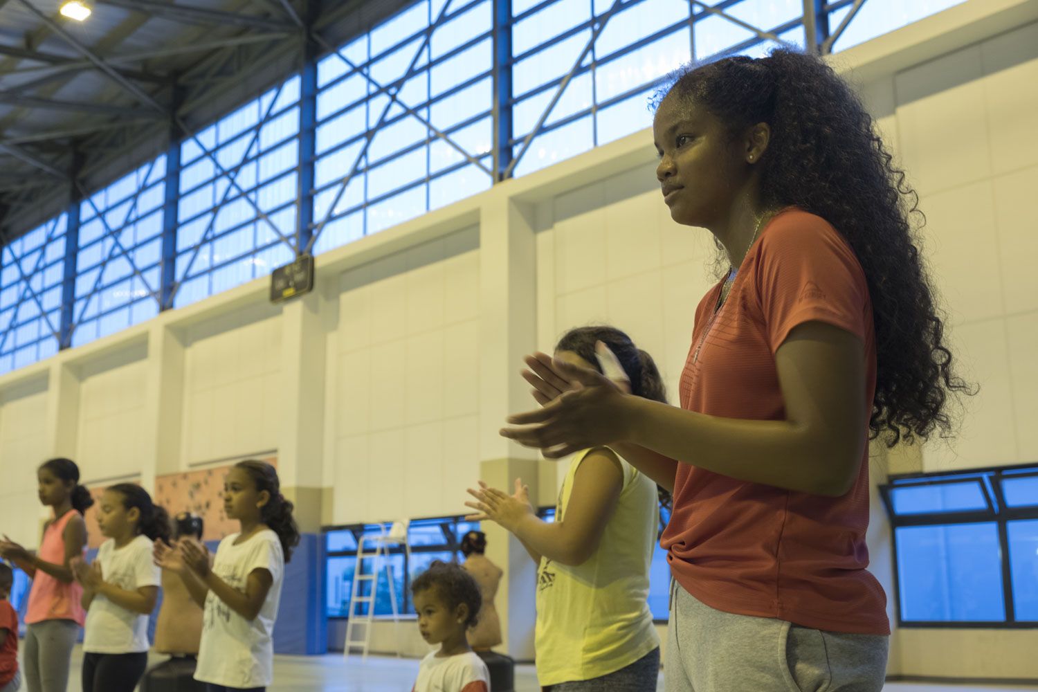 Pendant le combat, les autres encouragent les rivaux en tapant dans les mains.