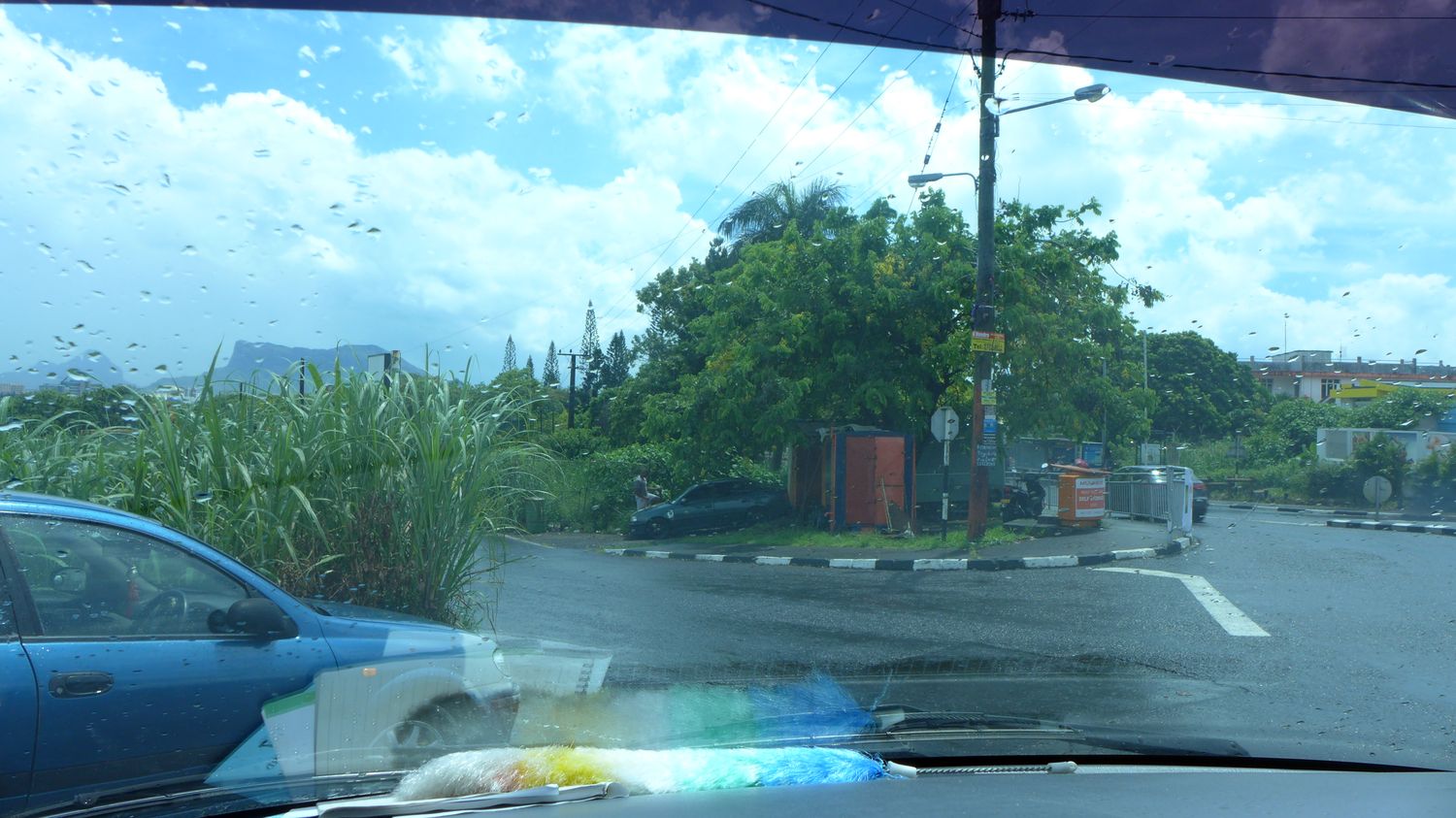 Cette grosse pluie d’orage ne dure souvent pas très longtemps. « Cette année, nous avons eu énormément de pluies en janvier. Plus que d’habitude, explique l’agriculteur. Puis la tempête tropicale Berguitta a fini le travail : nous avons perdu environ 80% des récoltes vivrières. »