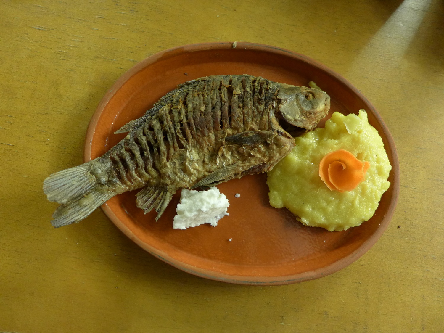 Du carrelet grillé, avec de la mamaliga