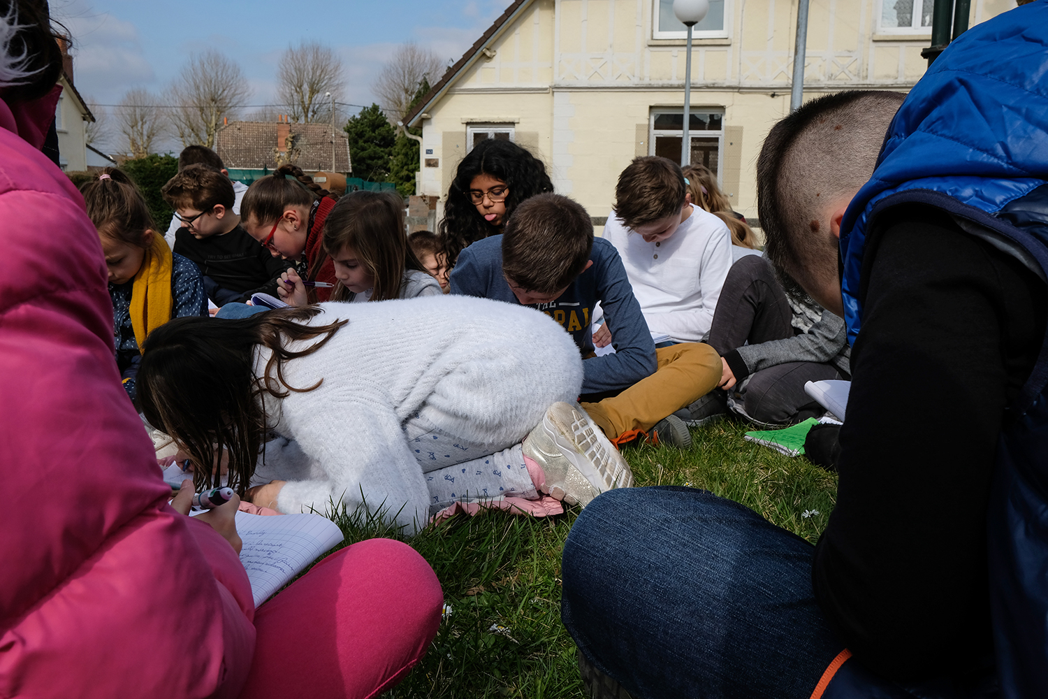 A plusieurs endroits de la cité, nous marquons une pause afin de prendre des notes, dessiner les façades de la cité et prendre des photographies pour illustrer le reportage.