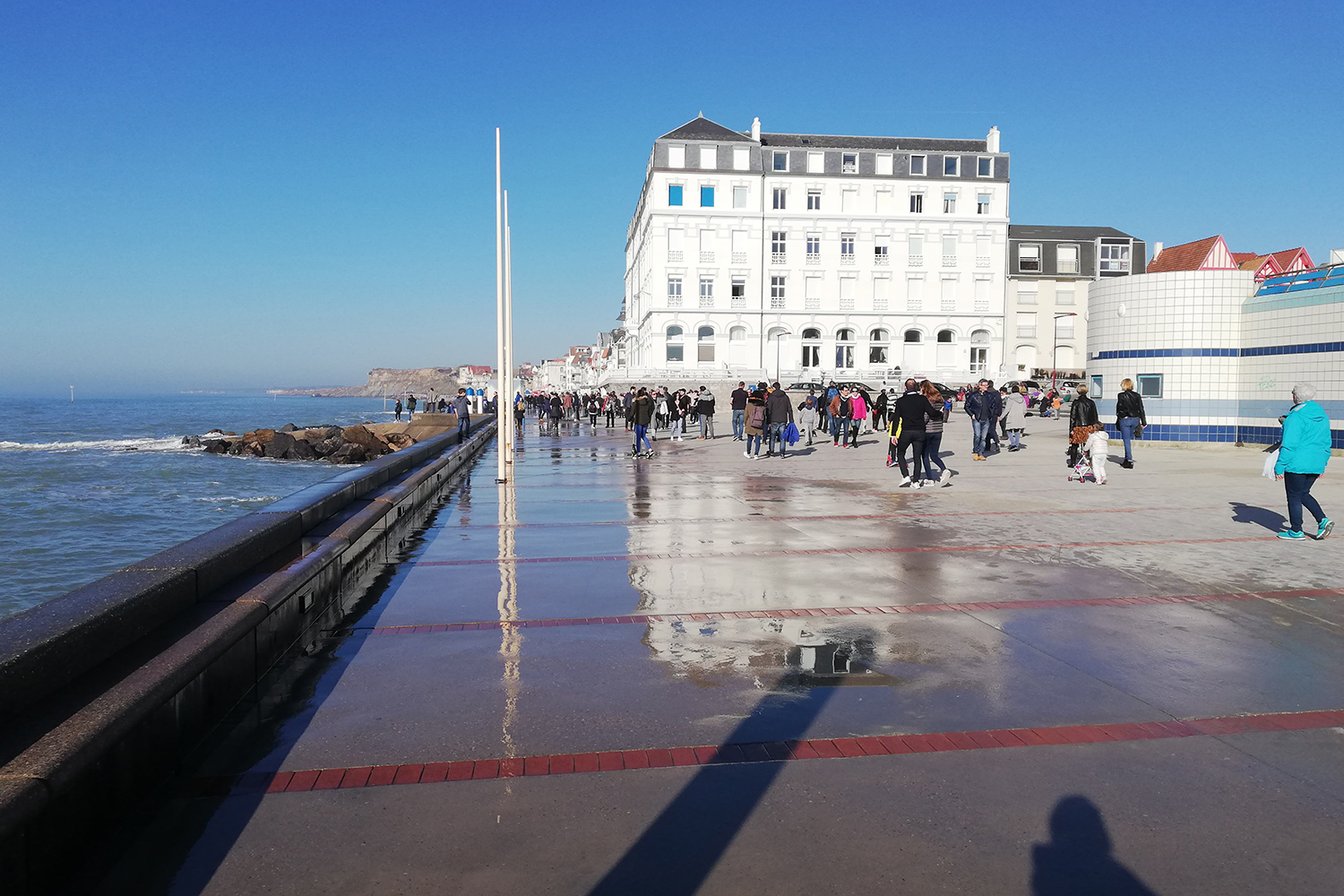 Aujourd’hui, à marée haute, le sable disparaît totalement de la plage de Wimereux et les vagues viennent terminer leur course sur les brises-vagues de la digue. Il y a 60 ans, le sable n’était pas entièrement recouvert à marée haute. 