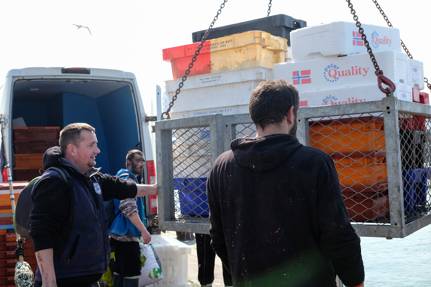 Grâce à cette grue, les marins peuvent remonter les caisses de poissons à quai.