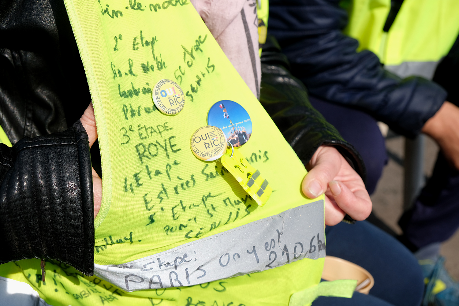 Belinda a son gilet dédicacé par les gilets jaunes et supporters rencontrés le long du chemin jusque Paris.