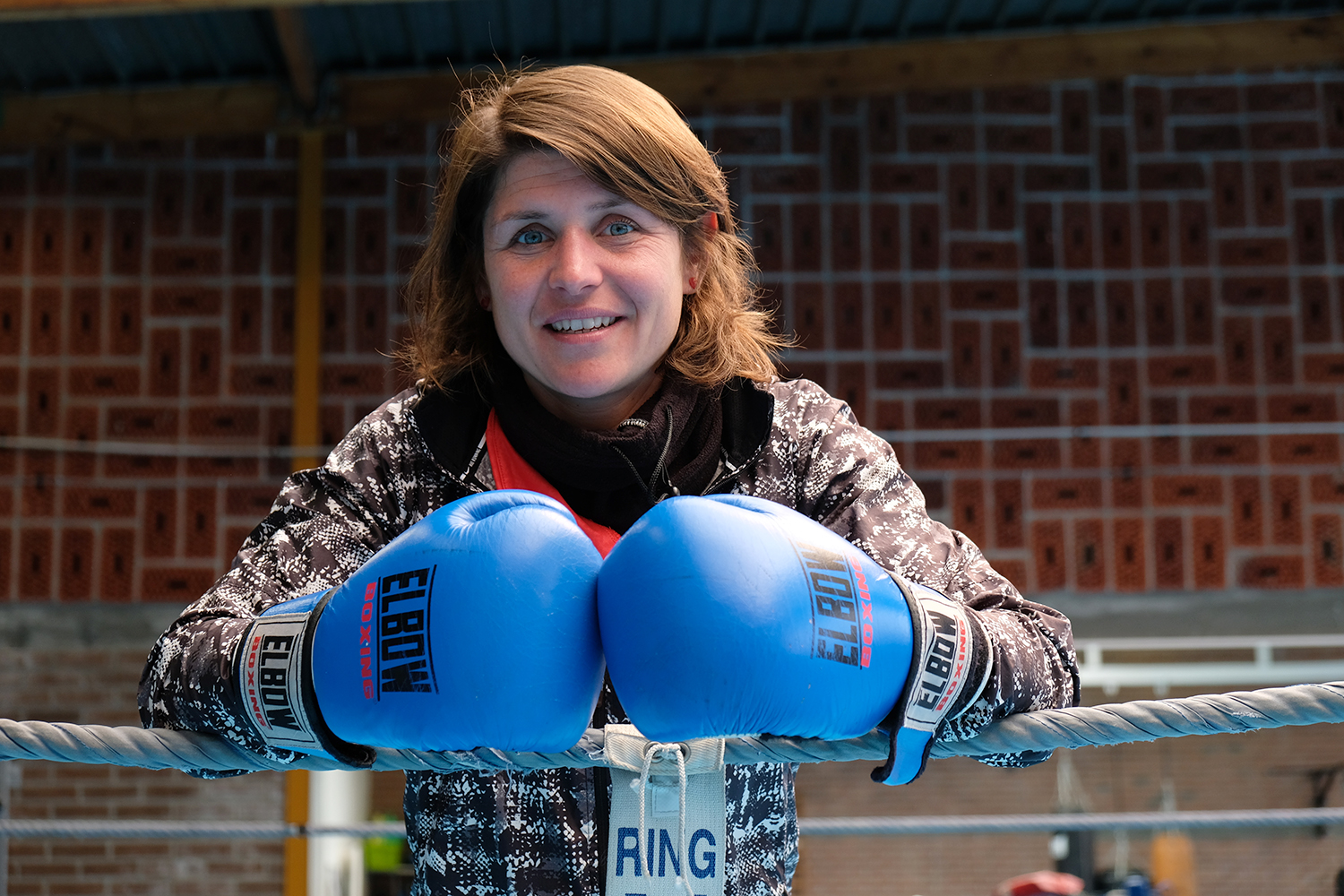 Laeticia CHEVALIER, triple championne de France de boxe, est aussi coach sportif à Carvin. Pour elle « le dépassement de soi n’a pas d’âge, pas de sexe, pas de profil ». 