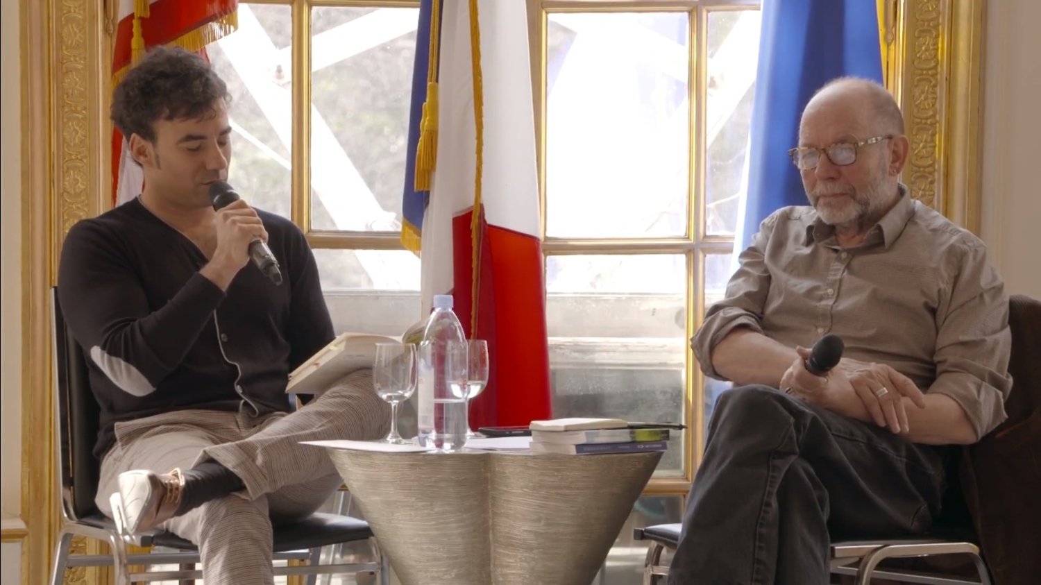 Yamen Manaï présente son roman L’Amas Ardent à La Maison Française of New York University (Crédit photo : Youtube / La Maison Française of New York University)