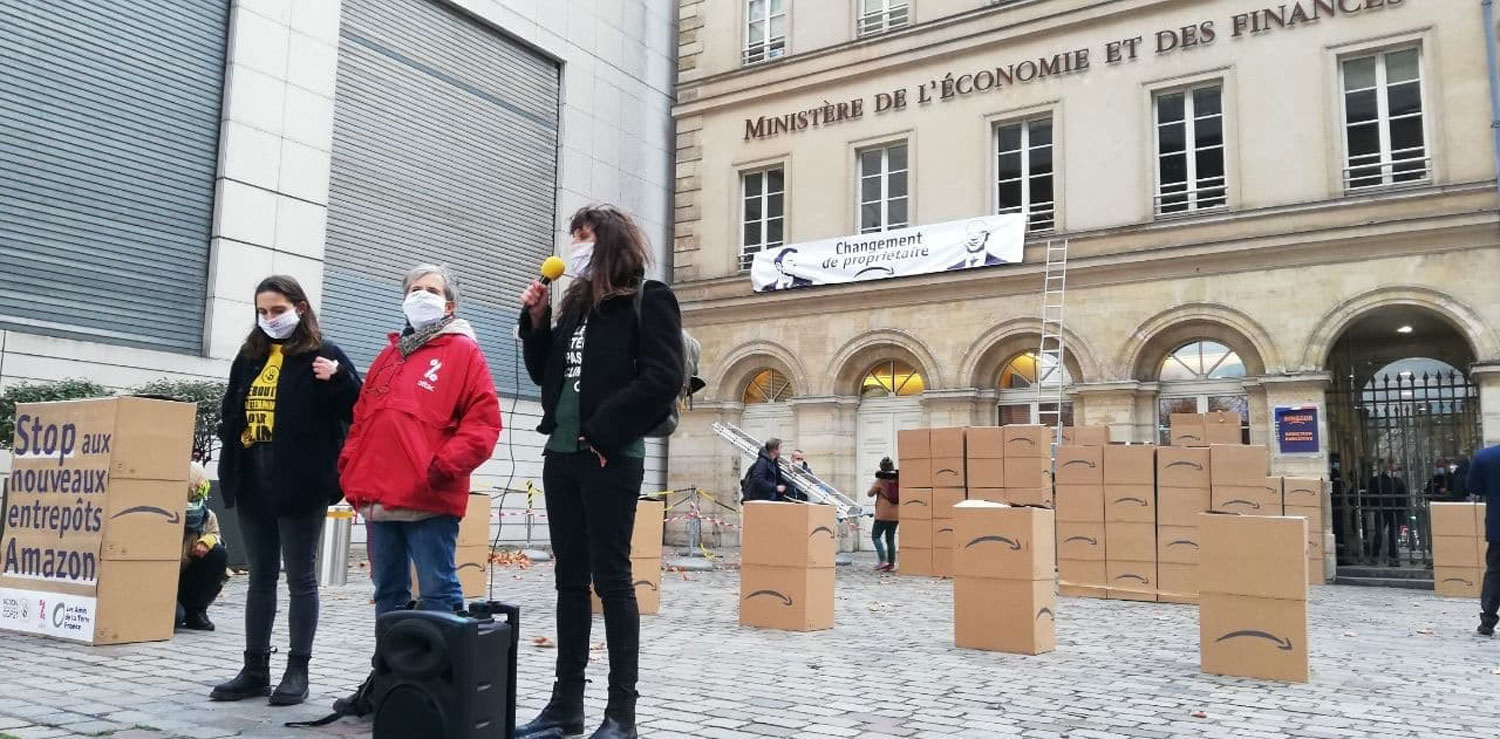 Le 4 décembre 2020, à l’occasion du Black Friday, différentes organisations, dont Les Amis de la Terre - et Alma DUFOUR sur la photo - ont mené une action « de détournement » devant le ministère de l’Économie et des Finances, à Bercy pour dénoncer « la complicité » du ministère envers la multinationale Amazon © Baptiste SOUBRA