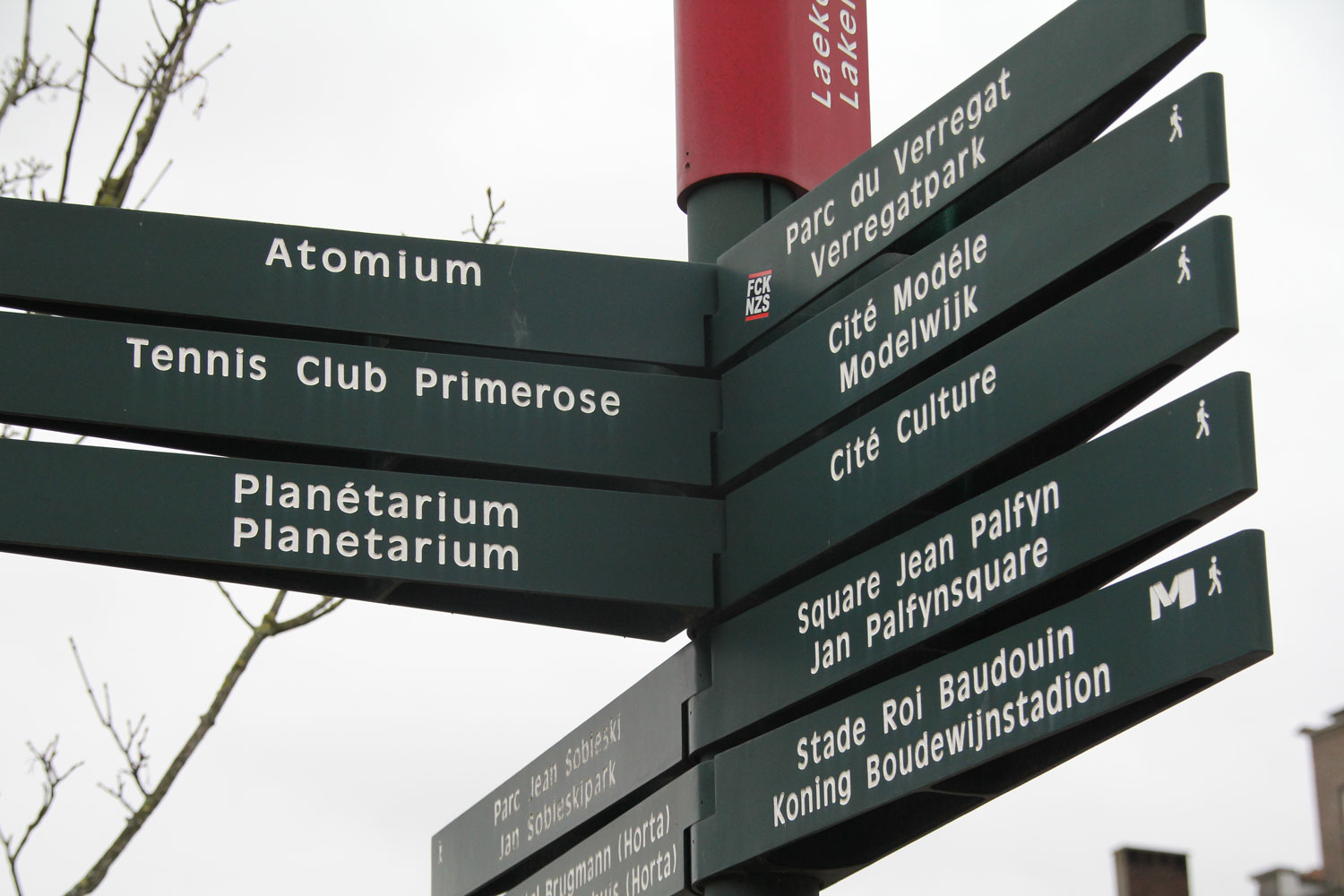 Il faut maintenant marcher quelques minutes. L’Atomium est bien entouré