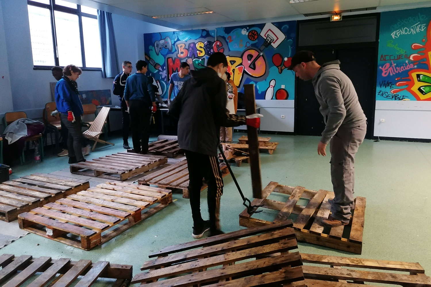 L’atelier devait se passer en extérieur, sur le lieu de construction de la future kerterre, mais la pluie a contraint les apprentis à se mettre à l’abri © Globe Reporters