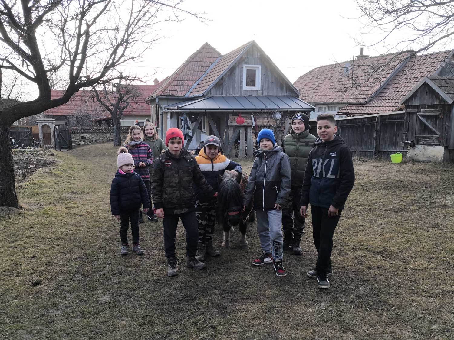 Le fils de Denis, Lukács, à droite et tout sourire sur la photo. Il montre son âne à ses copains du village © Globe Reporters